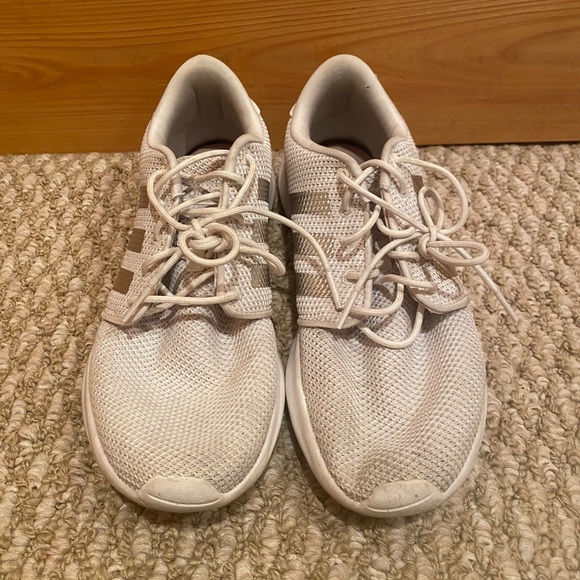 Ladies Adidas tennis shoes - Picture 2 of 4